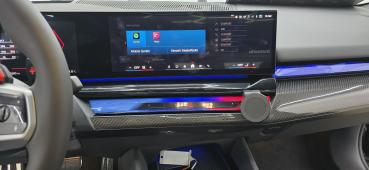 Preview: RS-Mount, fahrzeugspezifischer Handyhalter passend für BMW 5er Modell Baujahr 2025, Made in Germany